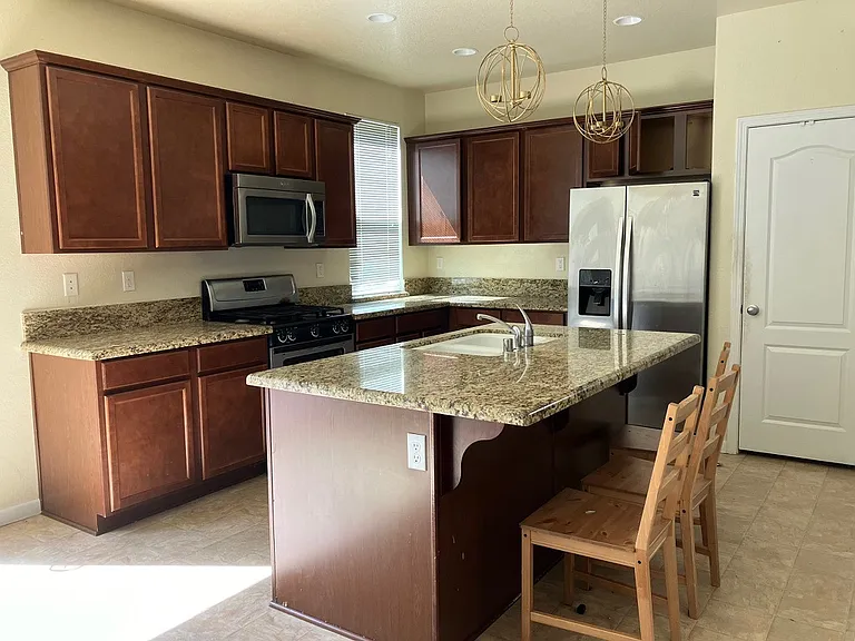 322 W Santa Clara Dr — Photo 2