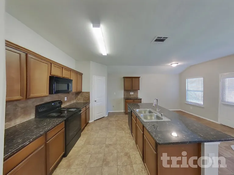 1114 Bellevue Dr — Photo 4