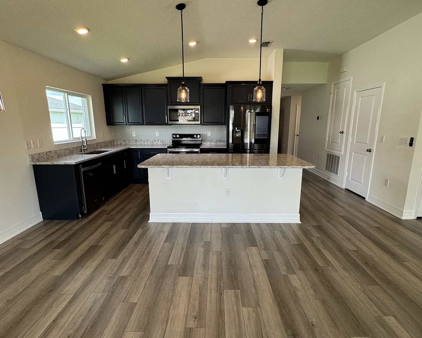 4 bed, 1716 sqft, $2,499 — Photo 2
