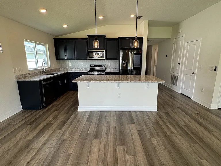 4595 Plainview Rd — Photo 2