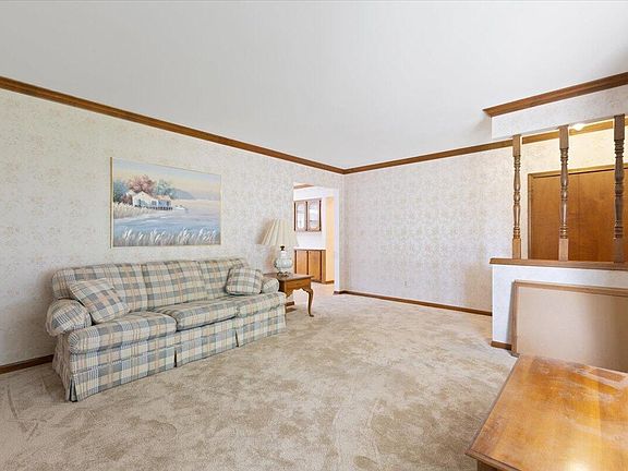 5th image of 44701 Brockton Ave