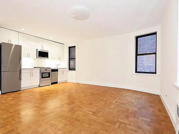 3rd image of 208 E 70th St APT 1E