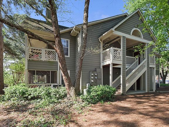 Ground floor unit faces quiet street (Felton) and beautiful tree shady trees. Enjoy screened in patio year round.