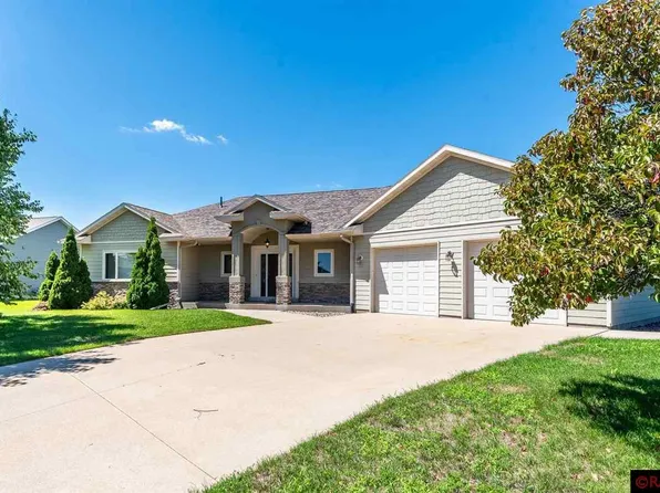 1121 Crystal Lake Dr, Lake Crystal, MN 56055