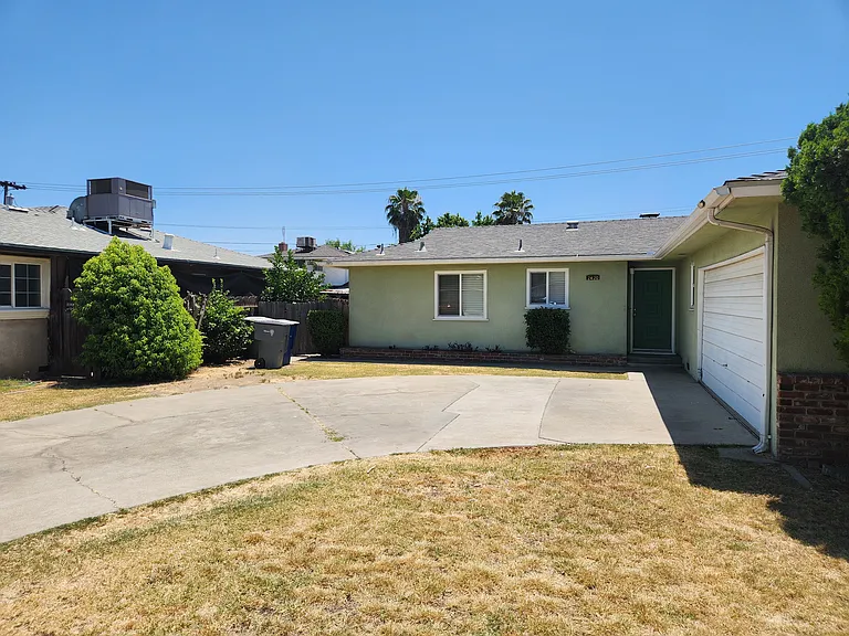 2420 E Pontiac Way — Photo 3