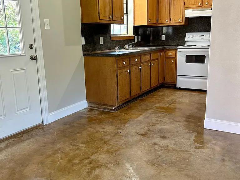 1305 Natchez St — Photo 3