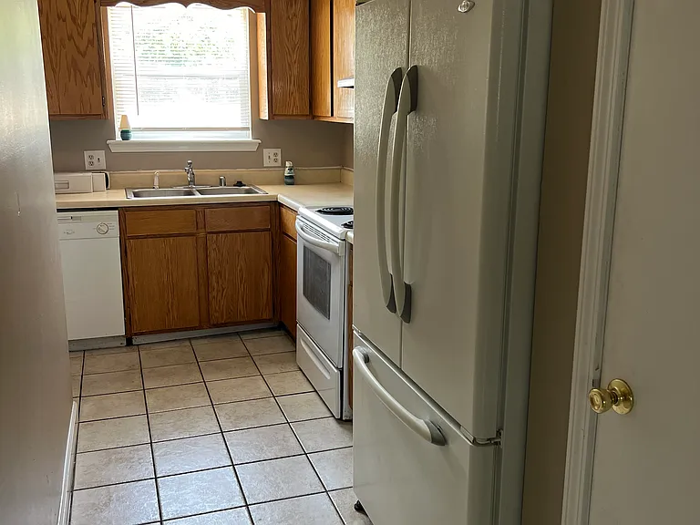 880 N Lola Ln — Photo 3