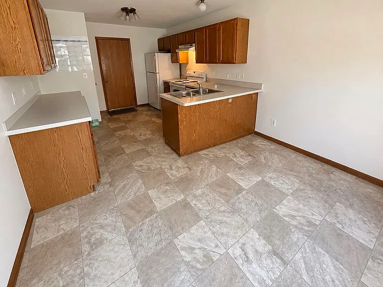 501 Manchester Ln — Photo 6