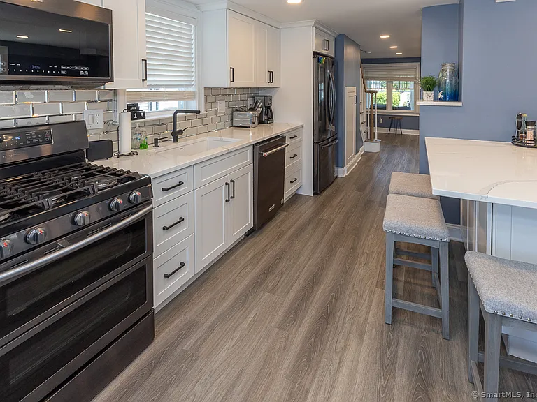 55 Swan Ave — Photo 11