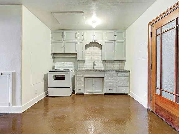 2nd image of 2820 S Robinson Ave Unit 5
