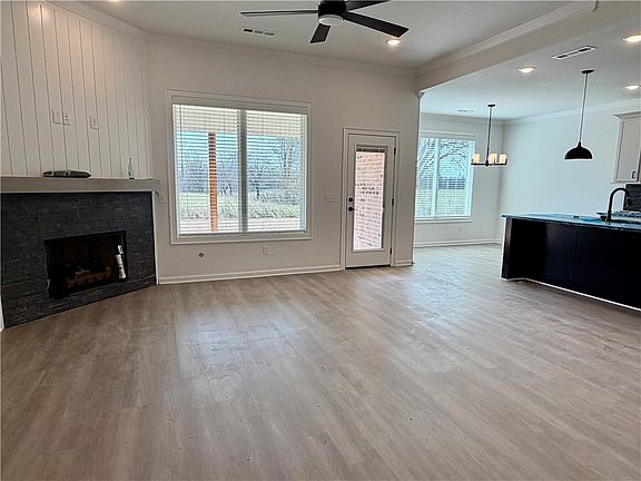 4th image of 1817 Farmer St