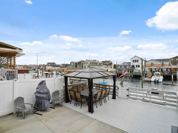 48 Gotham Avenue image 15 of 38