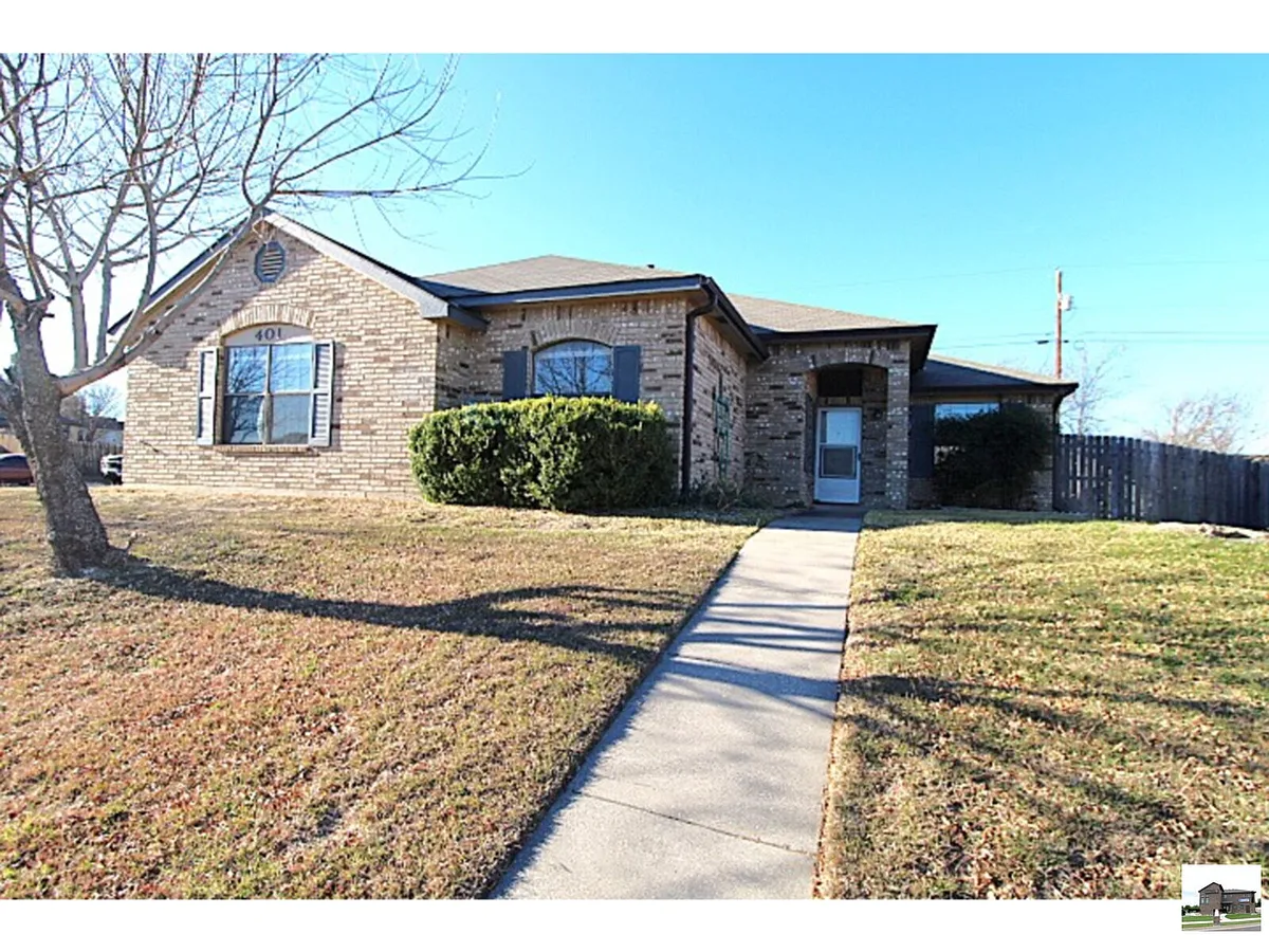 Building Photo - 401 E Hogan Dr