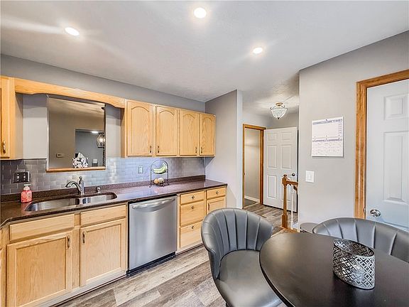 4th image of 87 Springmeadow Ct