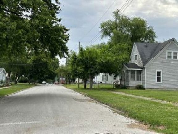 Exterior Neighborhood (street photo)