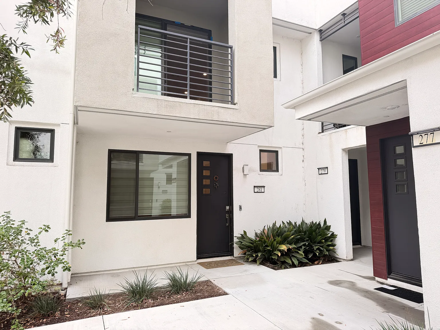 281 Lodestar — Photo 1