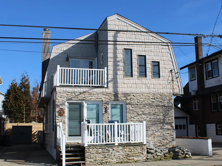 72 Parkside Dr — Photo 1