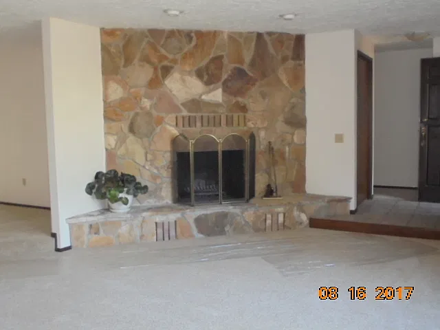 911 NW Oakwood Circle — Photo 2