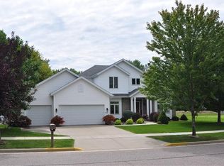 601 Bascom Hill Dr, Baraboo, WI 53913