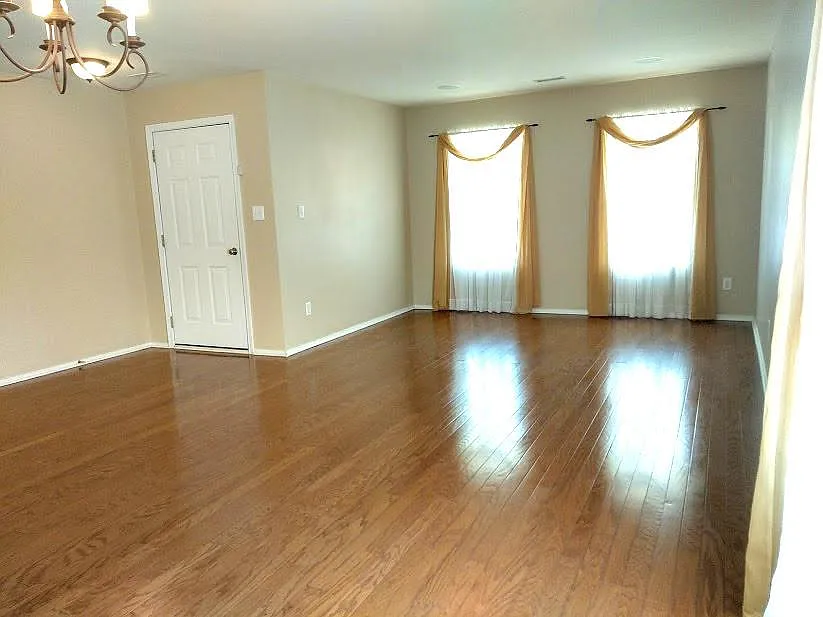 4 bed, 2.5 bath, 2736 sqft, $2,200 — Photo 2