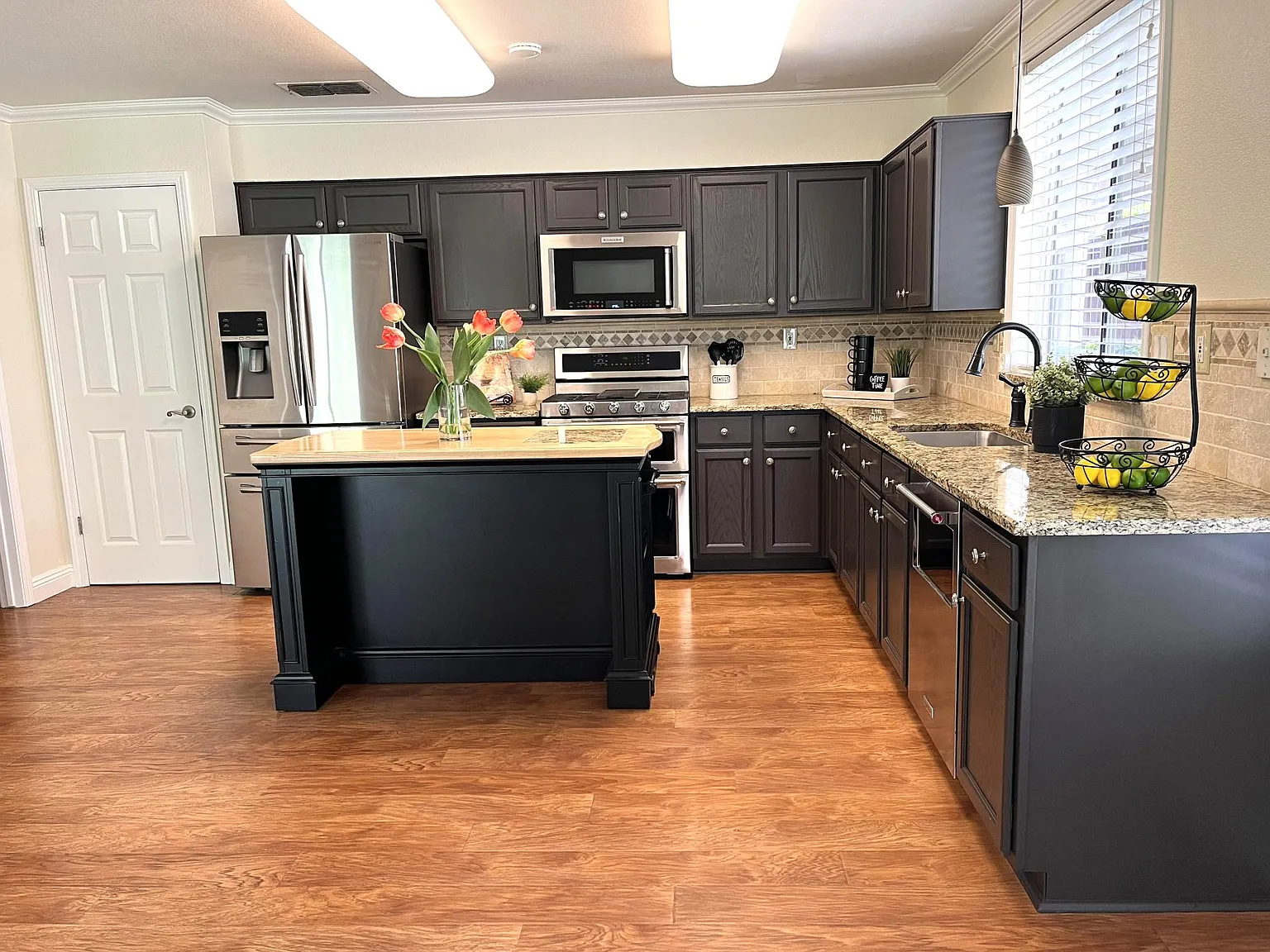 4 bed, 2.5 bath, 2260 sqft, $2,995 — Photo 2