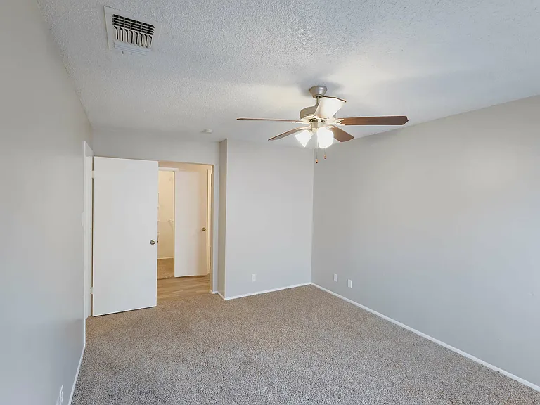 Hidden Oaks Apartments — Photo 41