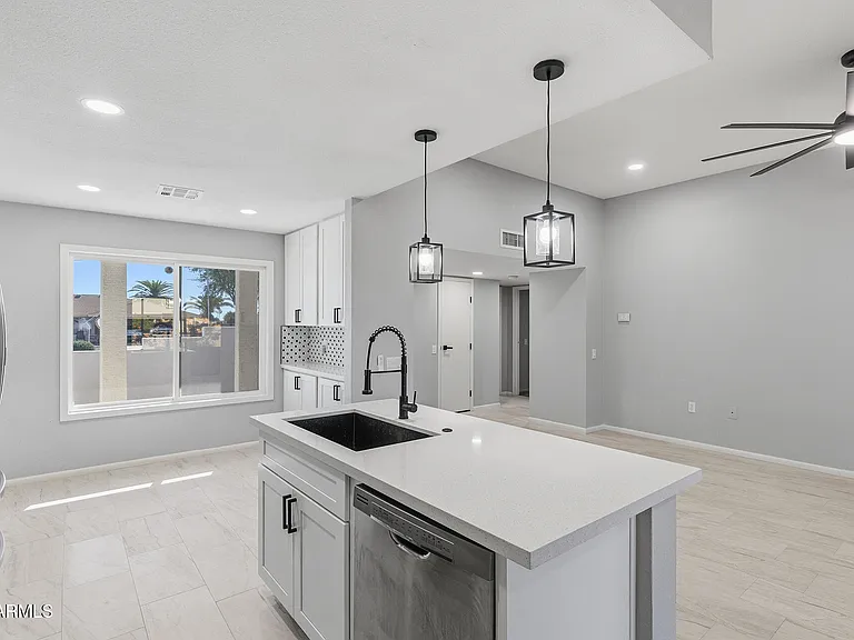 16817 N Meadow Park Dr — Photo 16