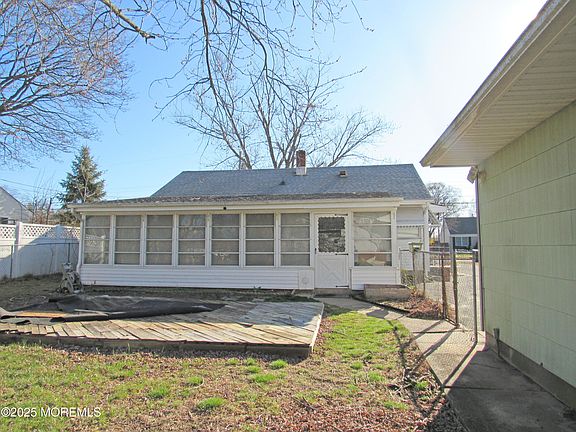 4th image of 206 Dickinson Avenue