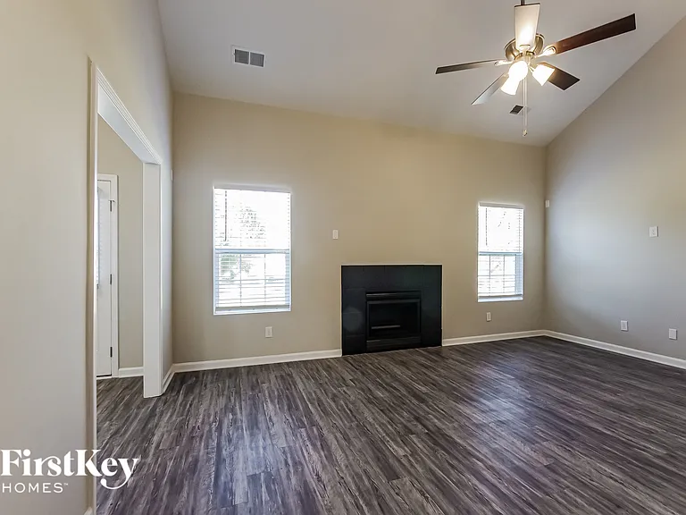 2301 Jacobs Ct — Photo 4