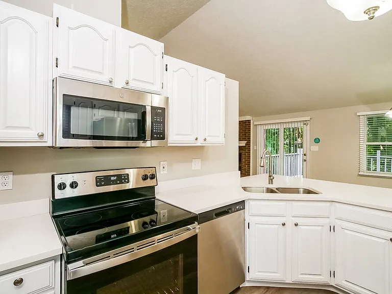 5865 Petersen Ct — Photo 10