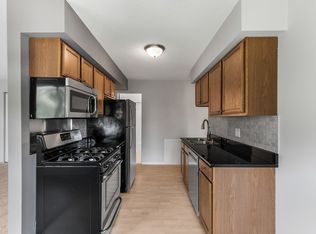 2720 Rosalyn Ct APT 303, New Hope, MN 55427