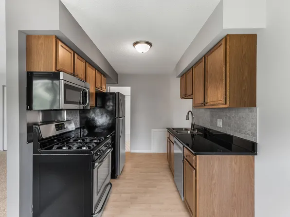 2720 Rosalyn Ct APT 303, New Hope, MN 55427