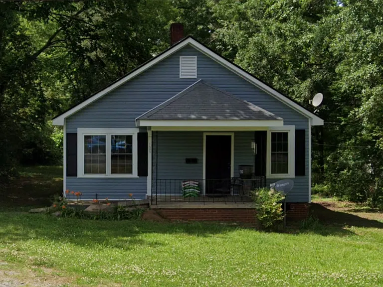 1505 Calhoun Rd NE — Photo 1