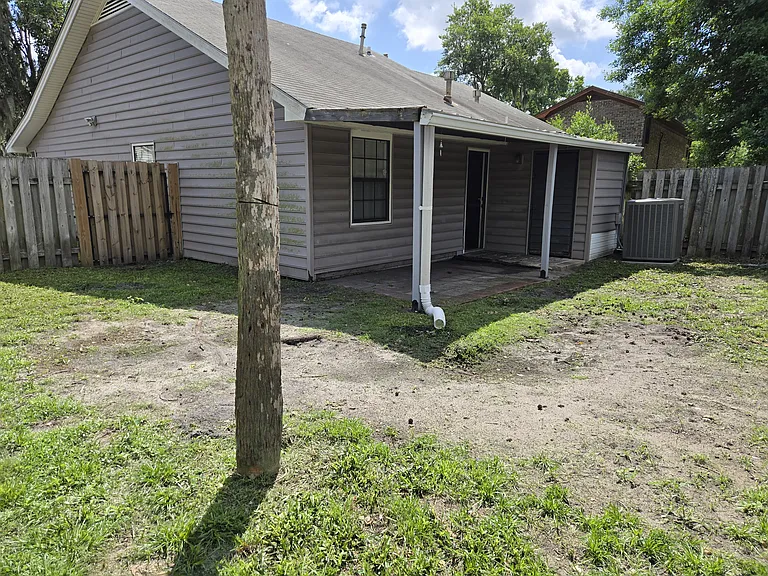 127 Hunt Club Ct — Photo 11