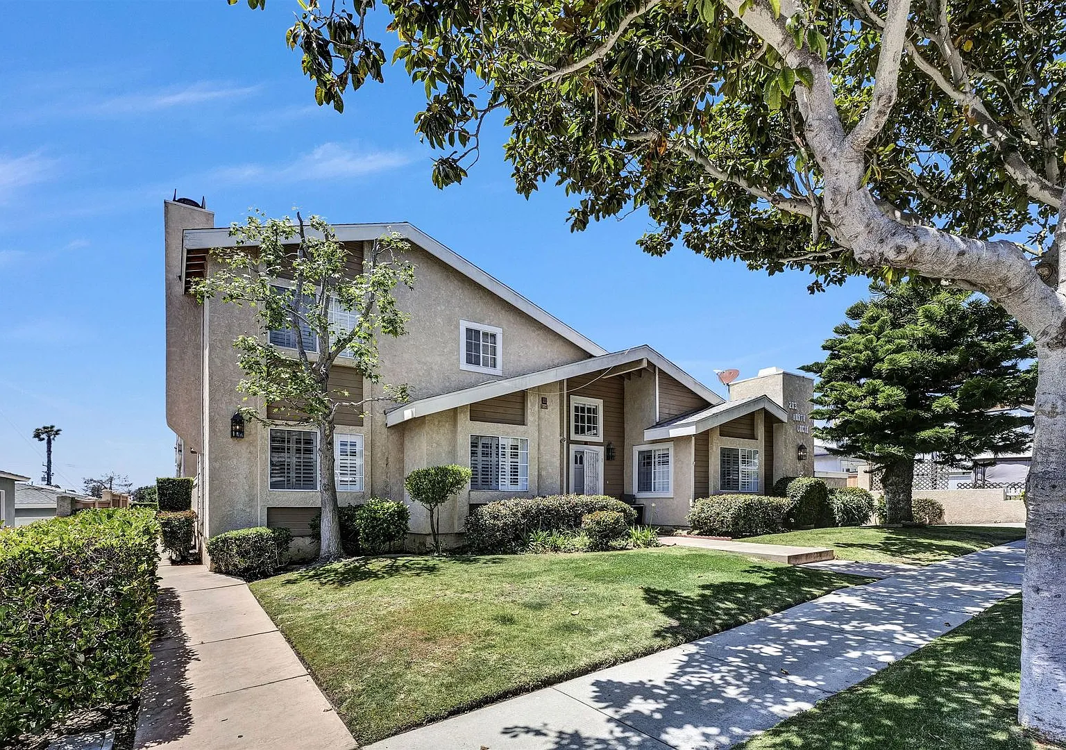 Stunning Remodeled Townhome in Prime Location! — Photo 1