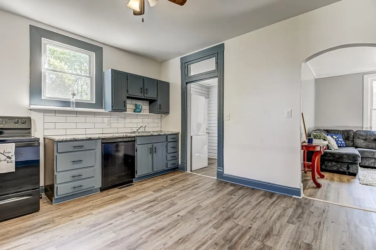 3 bed, $1,300 — Photo 4
