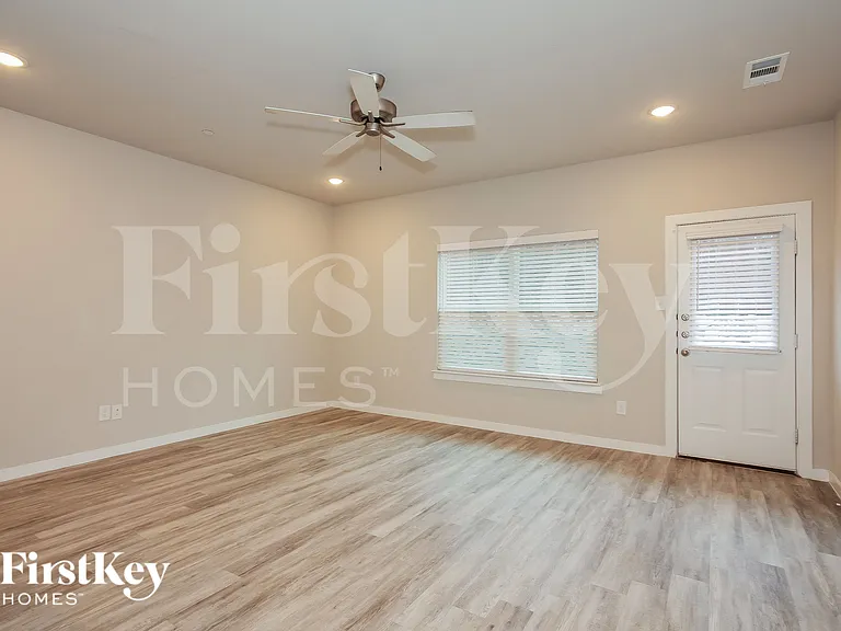 613 Sophia Way — Photo 4