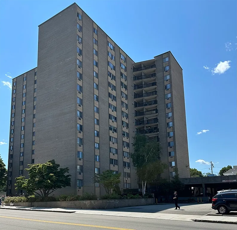 2 bed, 1.0 bath, 940 sqft, $2,400 — Photo 1