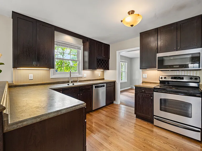 2260 N River Rd — Photo 13