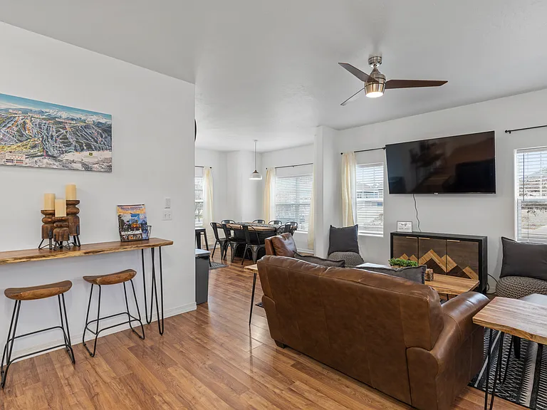 1710 N Taylor Cir — Photo 3