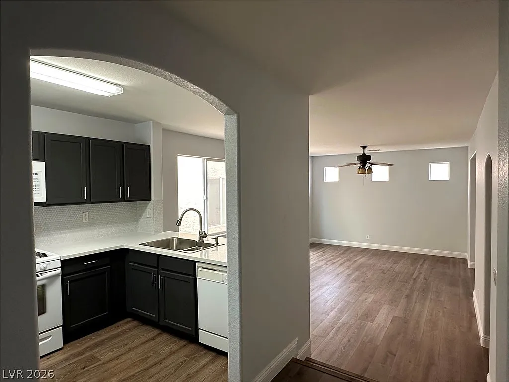 3 bed, 3.0 bath, 1390 sqft, $1,890 — Photo 2