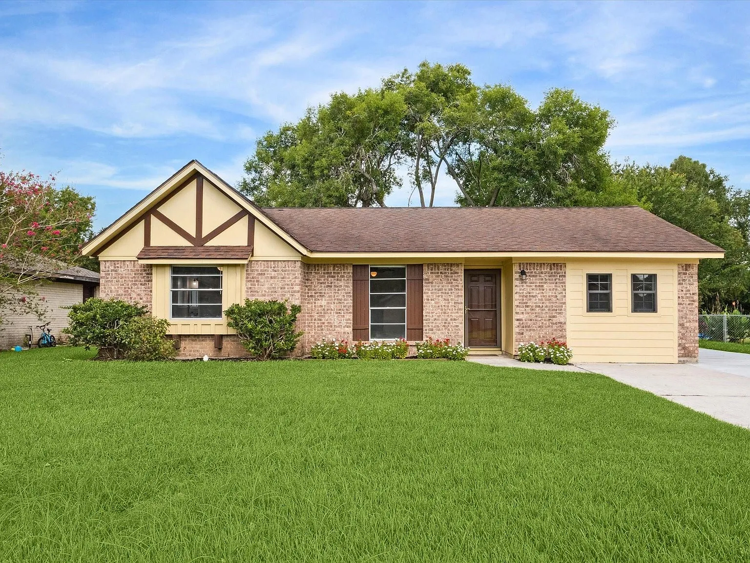 3 bed, 1.5 bath, 1336 sqft, $1,995 — Photo 2