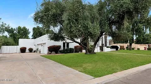 7250 E Paradise Dr — Photo 4