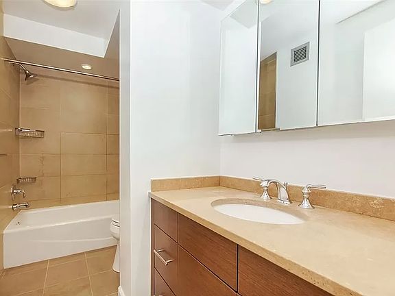 3rd image of 320 E 58th St APT 2B