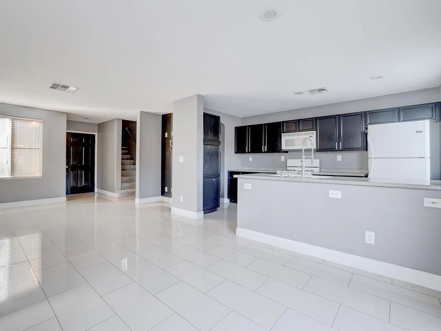 3 bed, 1310 sqft, $2,100 — Photo 2