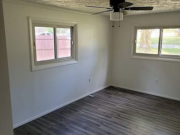 4th image of 1584 Beach Dr
