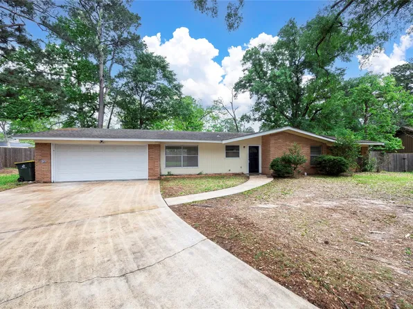 2 Circle Dr, Conroe, TX 77301