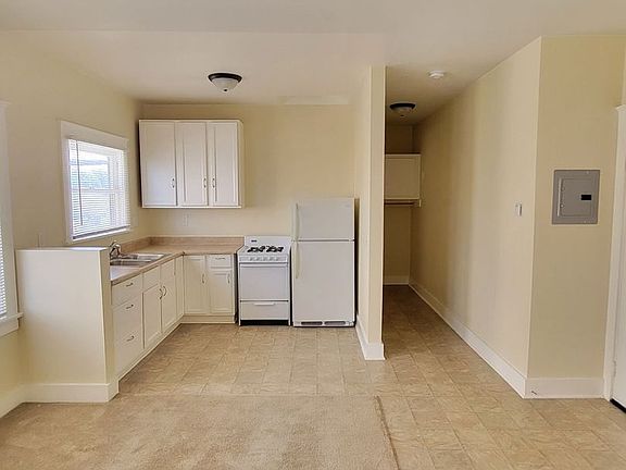 3rd image of 626 W 7th St APT 5