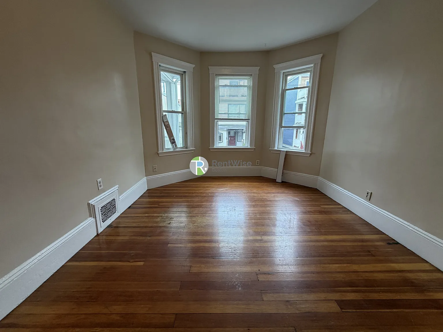 3 bed, 1.0 bath, $4,350 — Photo 2