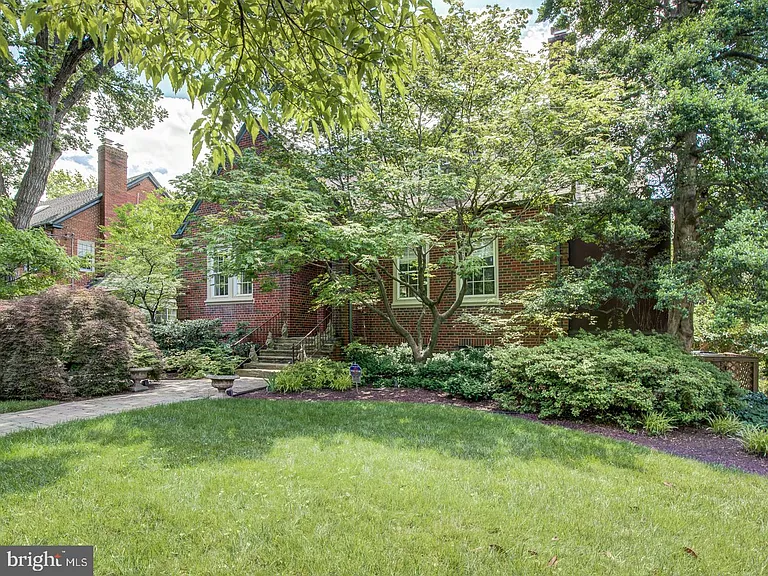 3808 Cathedral Ave NW — Photo 3